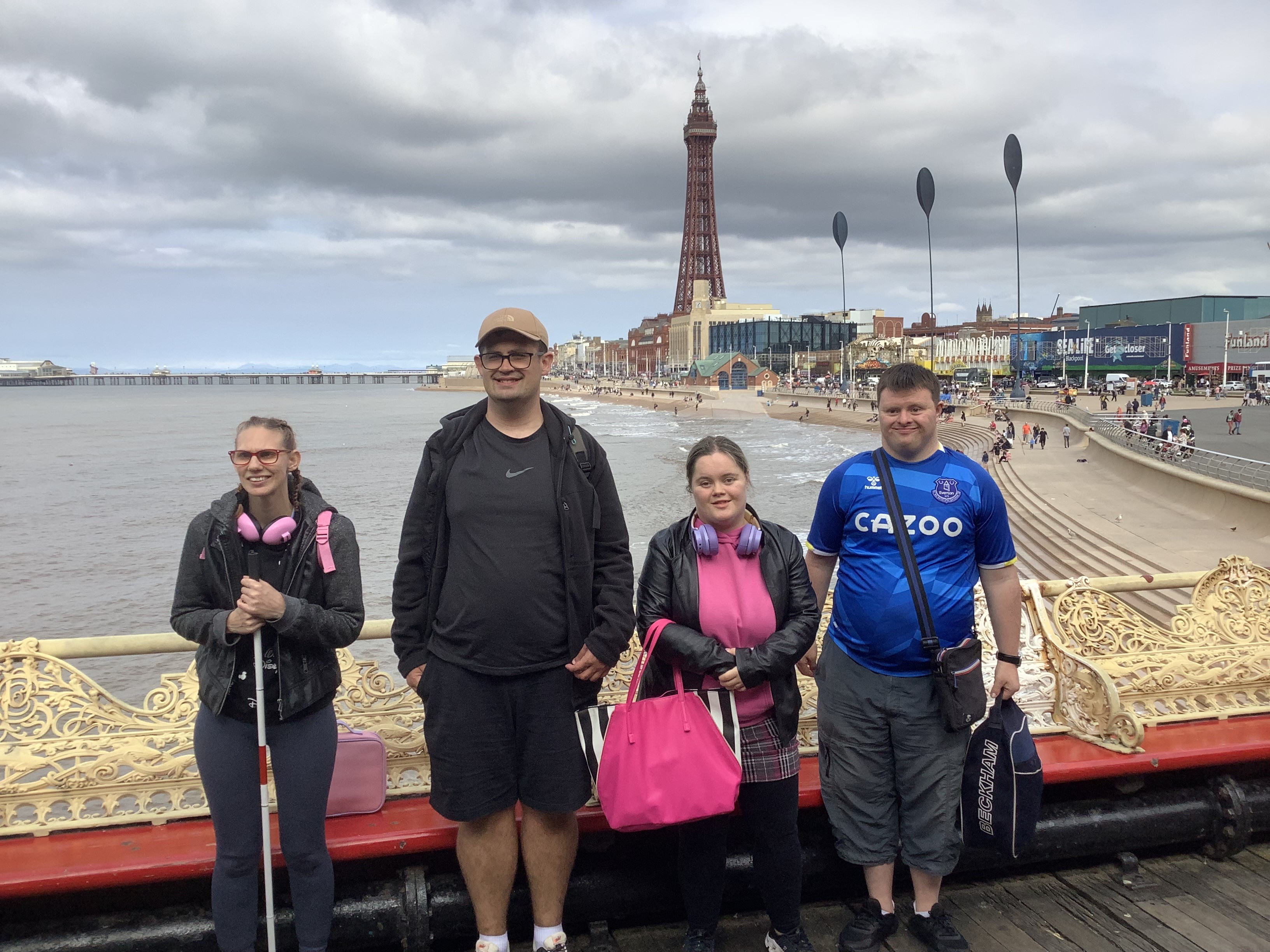 4 Independence Plus clients standing in front of the sea